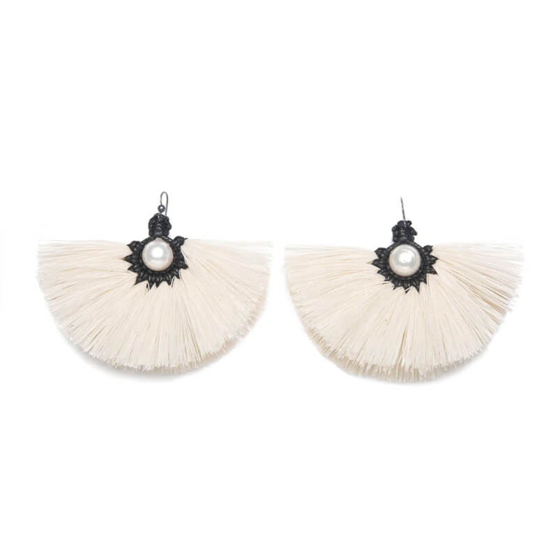 Caralarga Flor de Texcoco earrings. Handmade earrings. 100% raw cotton, waxed cord, natural pearl, and 925 oxidized silver hook. Length: 5.5cm. Natural and black.